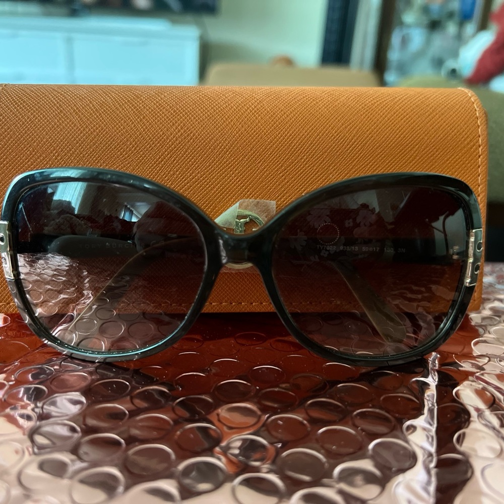 Tory Burch sunglasses super cute! 😍